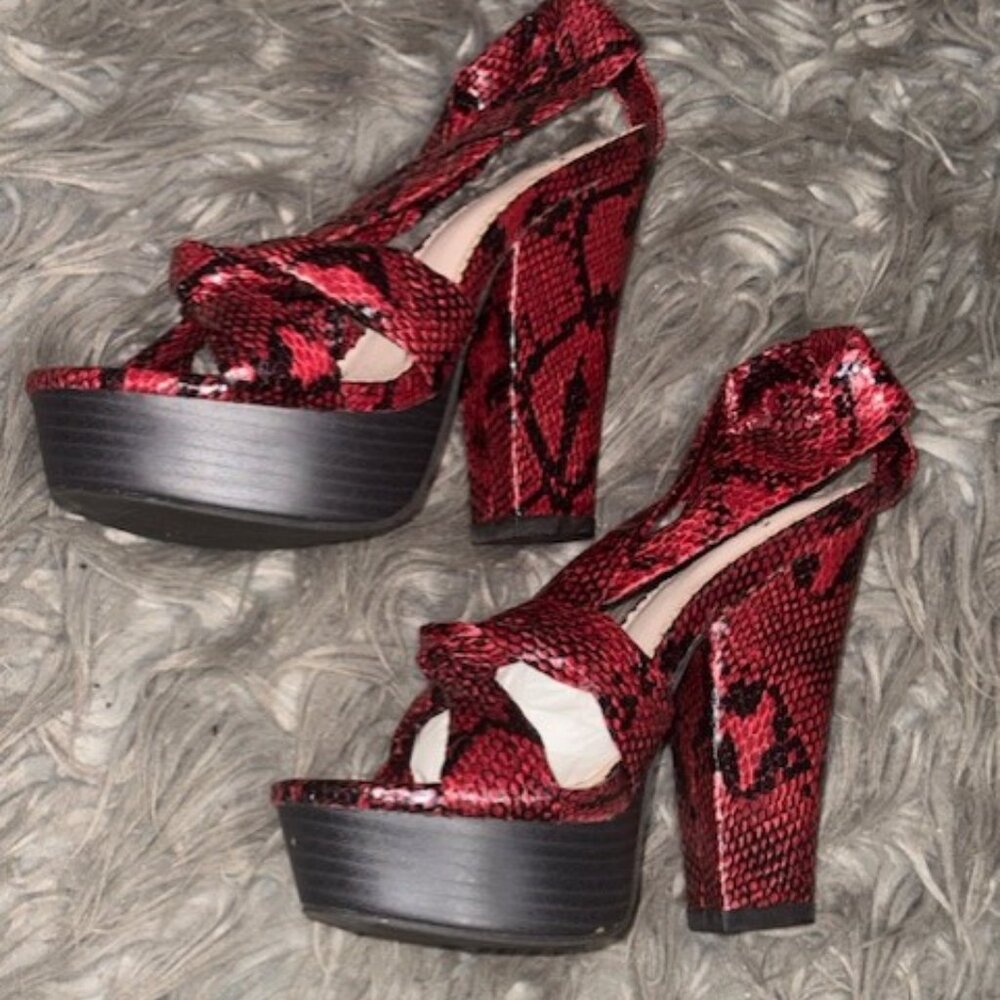 5.5 bulky heel in red and black